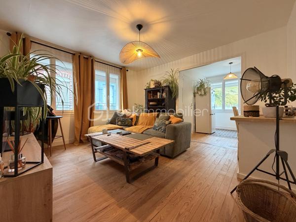 Il se compose d'un séjour lumineux, une chambre, une cuisine aménagée et équipée semi ouverte ainsi qu'une salle d'eau avec WC. 

Vue sur les falaises et petite vue mer
Beau potentiel !
Idéal résidence secondaire ou investissement

Tout à l'égout/ Double vitrage PVC/ Pas de travaux à prévoir ! Appartement clé en main (entièrement refait en 2025)