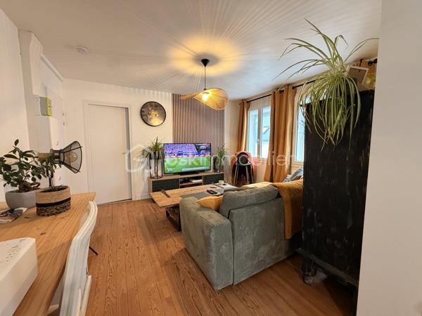 Il se compose d'un séjour lumineux, une chambre, une cuisine aménagée et équipée semi ouverte ainsi qu'une salle d'eau avec WC. 

Vue sur les falaises et petite vue mer
Beau potentiel !
Idéal résidence secondaire ou investissement

Tout à l'égout/ Double vitrage PVC/ Pas de travaux à prévoir ! Appartement clé en main (entièrement refait en 2025)
