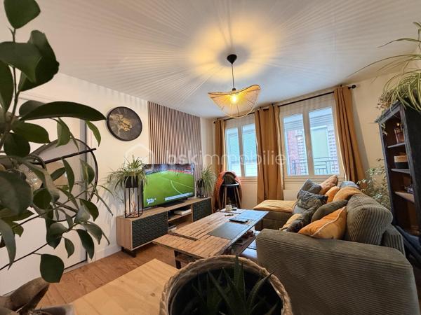 Il se compose d'un séjour lumineux, une chambre, une cuisine aménagée et équipée semi ouverte ainsi qu'une salle d'eau avec WC. 

Vue sur les falaises et petite vue mer
Beau potentiel !
Idéal résidence secondaire ou investissement

Tout à l'égout/ Double vitrage PVC/ Pas de travaux à prévoir ! Appartement clé en main (entièrement refait en 2025)