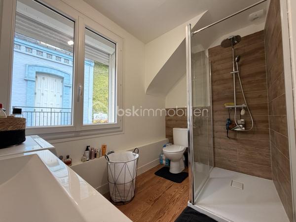 Il se compose d'un séjour lumineux, une chambre, une cuisine aménagée et équipée semi ouverte ainsi qu'une salle d'eau avec WC. 

Vue sur les falaises et petite vue mer
Beau potentiel !
Idéal résidence secondaire ou investissement

Tout à l'égout/ Double vitrage PVC/ Pas de travaux à prévoir ! Appartement clé en main (entièrement refait en 2025)