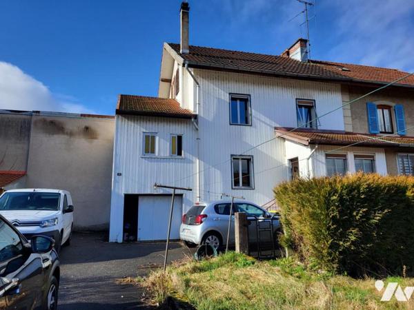 Maison mitoyenne cinq pièces avec cave et garage sur 3a 08ca de terrain