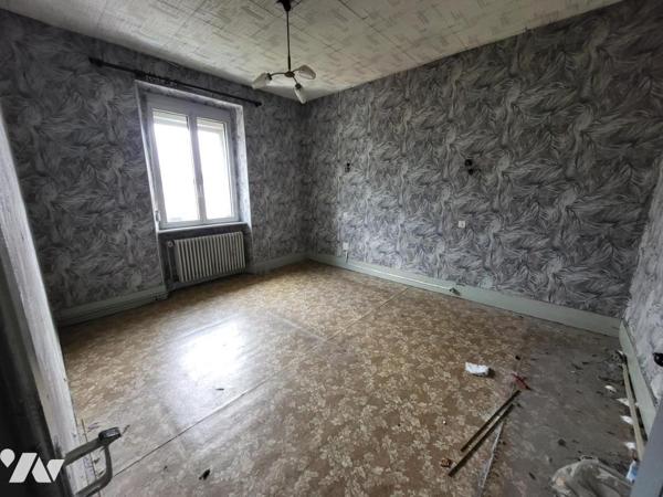 Maison mitoyenne cinq pièces avec cave et garage sur 3a 08ca de terrain