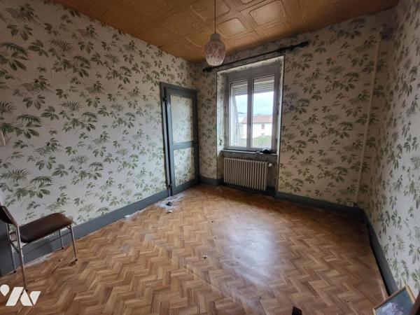 Maison mitoyenne cinq pièces avec cave et garage sur 3a 08ca de terrain