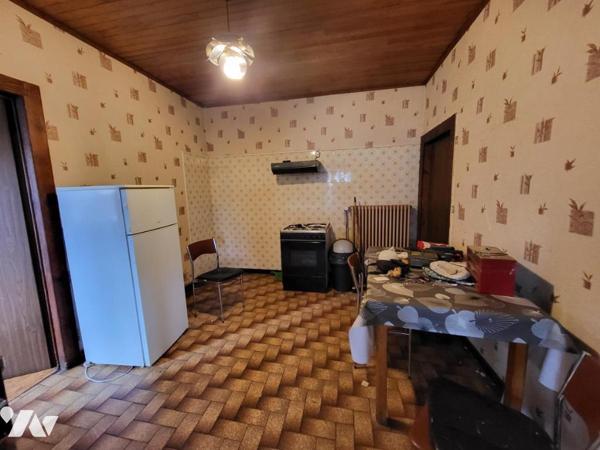 Maison mitoyenne cinq pièces avec cave et garage sur 3a 08ca de terrain