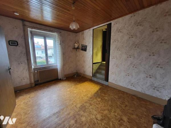 Maison mitoyenne cinq pièces avec cave et garage sur 3a 08ca de terrain