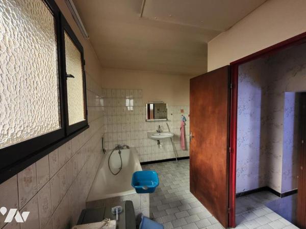 Maison mitoyenne cinq pièces avec cave et garage sur 3a 08ca de terrain