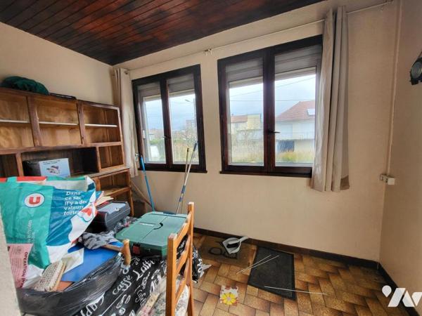 Maison mitoyenne cinq pièces avec cave et garage sur 3a 08ca de terrain