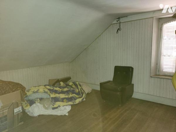 Maison mitoyenne cinq pièces avec cave et garage sur 3a 08ca de terrain