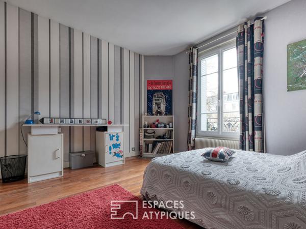 Maison familiale bourgeoise avec grande pièce de vie, jardin et proximité gare.