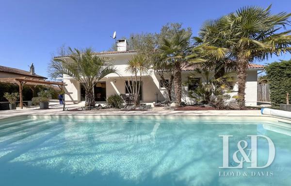 Saint-Jean d'Illac Bourg- Maison contemporaine avec piscine