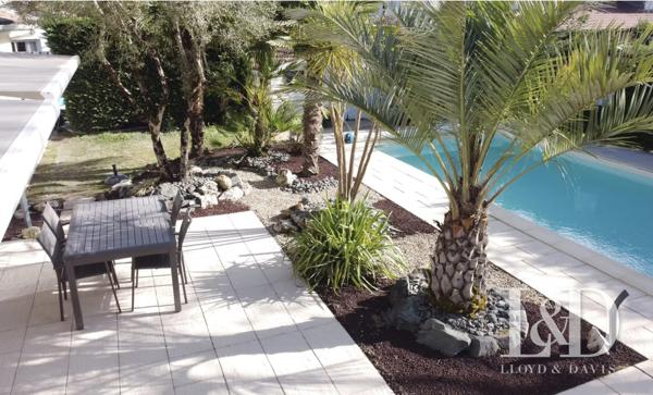 Saint-Jean d'Illac Bourg- Maison contemporaine avec piscine