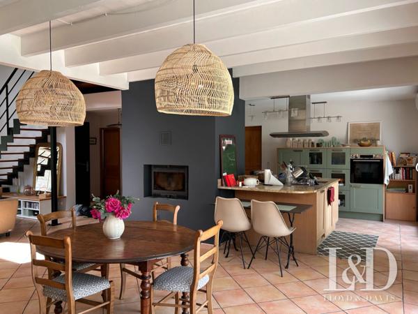 Saint-Jean d'Illac Bourg- Maison contemporaine avec piscine