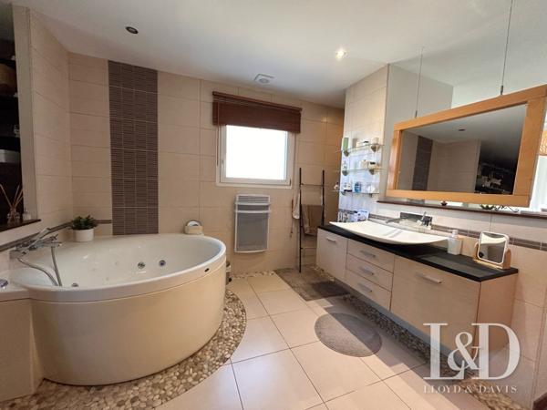 Saint-Jean d'Illac Bourg- Maison contemporaine avec piscine