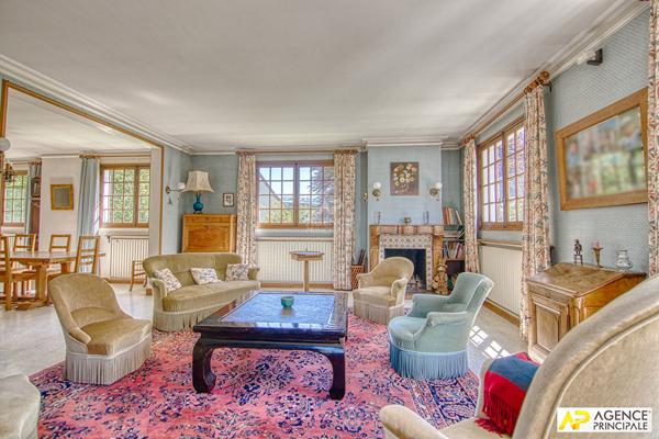 Le Chesnay centre ville - Maison 14 pièces 395.90 m² habitables sur parcelle de 2250 m² 1 720 000 € **  - Référence  28167