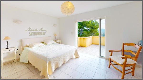 Vue époustoufflante à 180 ° - villa d'architecte aux volumes atypiques - garage - piscine et terrain de 2000 m2