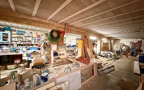 Immeuble à vendre    4 pièces • 400 m2 Beauvoisin