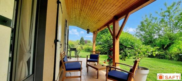 Maison avec grand terrain et véranda