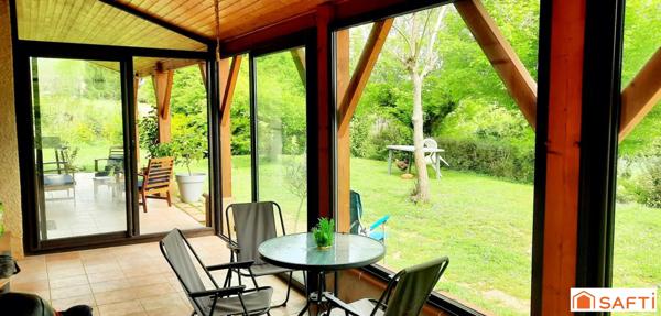 Maison avec grand terrain et véranda