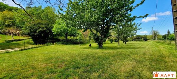 Maison avec grand terrain et véranda