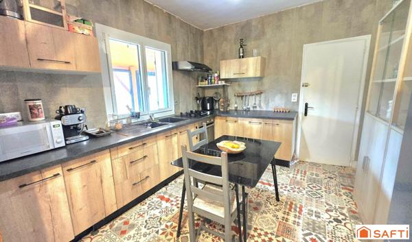 Maison avec grand terrain et véranda