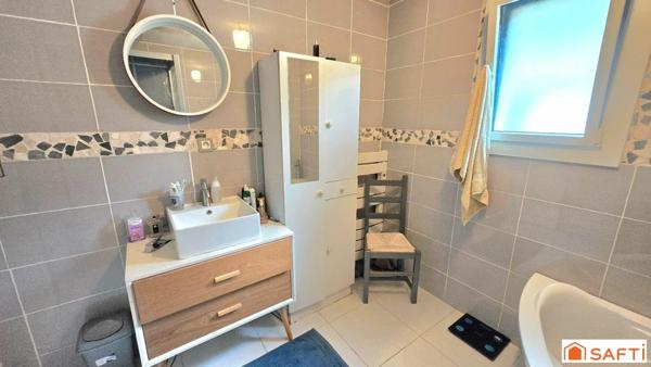 Maison avec grand terrain et véranda