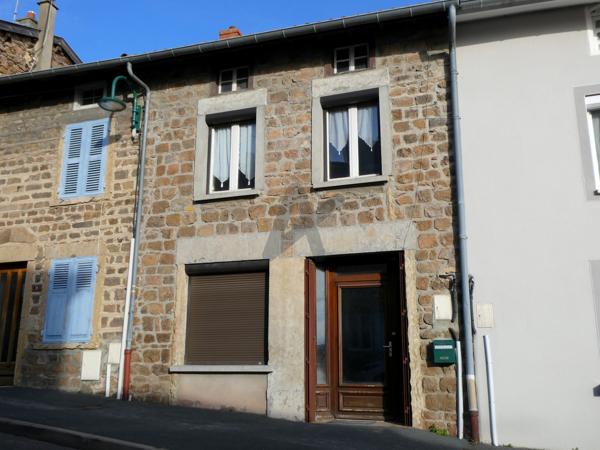 Grande maison de village en pierres avec cour et dépendances aménageables