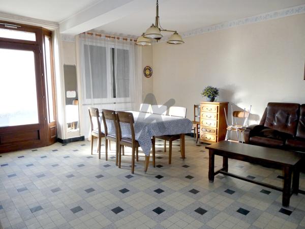 Grande maison de village en pierres avec cour et dépendances aménageables