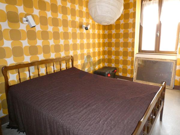 Grande maison de village en pierres avec cour et dépendances aménageables