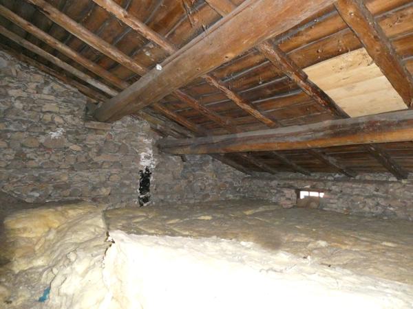 Grande maison de village en pierres avec cour et dépendances aménageables