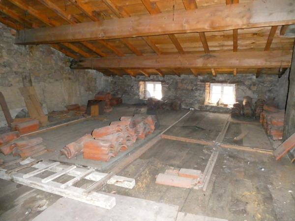 Grande maison de village en pierres avec cour et dépendances aménageables