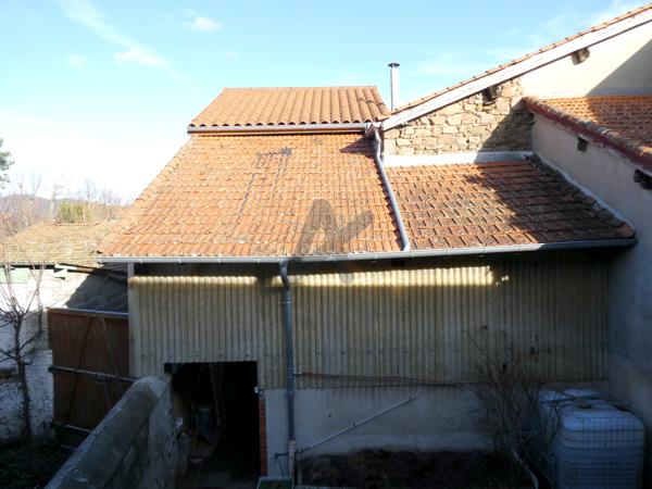 Grande maison de village en pierres avec cour et dépendances aménageables