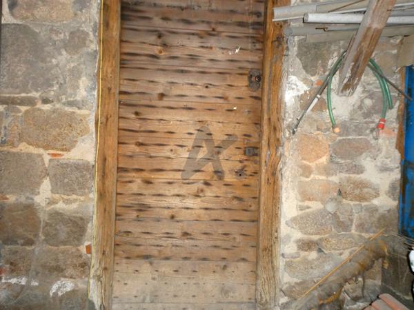 Grande maison de village en pierres avec cour et dépendances aménageables