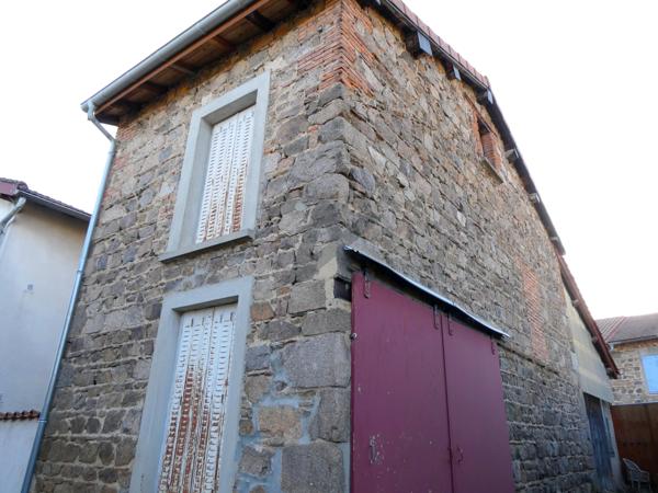 Grande maison de village en pierres avec cour et dépendances aménageables