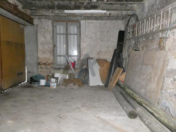 Grande maison de village en pierres avec cour et dépendances aménageables