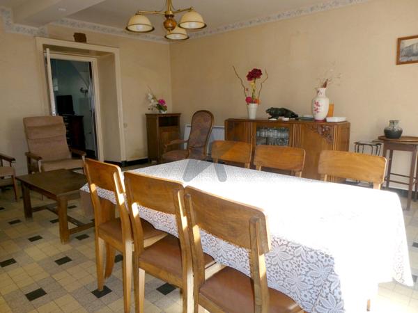 Grande maison de village en pierres avec cour et dépendances aménageables
