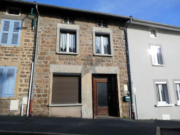 Grande maison de village en pierres avec cour et dépendances aménageables