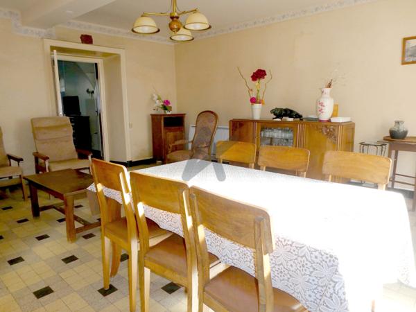 Grande maison de village en pierres avec cour et dépendances aménageables