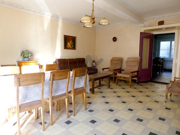 Grande maison de village en pierres avec cour et dépendances aménageables