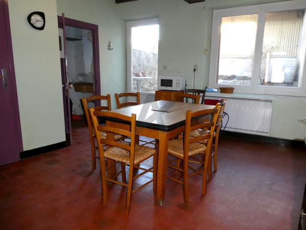 Grande maison de village en pierres avec cour et dépendances aménageables