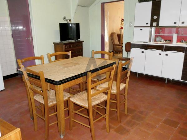 Grande maison de village en pierres avec cour et dépendances aménageables