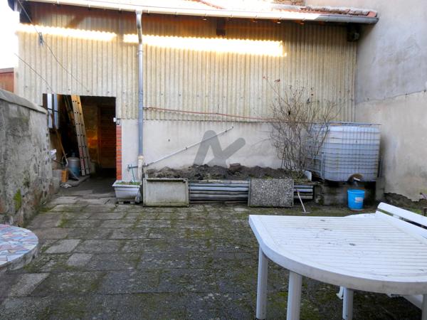 Grande maison de village en pierres avec cour et dépendances aménageables