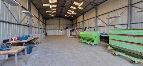 Local D’activité 250m² – St christophe du bois