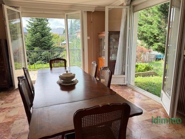 Maison de 259m2 sur 2 niveaux avec 640m2 terrain  Vénissieux (69200)