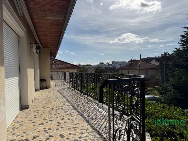 Maison de 259m2 sur 2 niveaux avec 640m2 terrain  Vénissieux (69200)