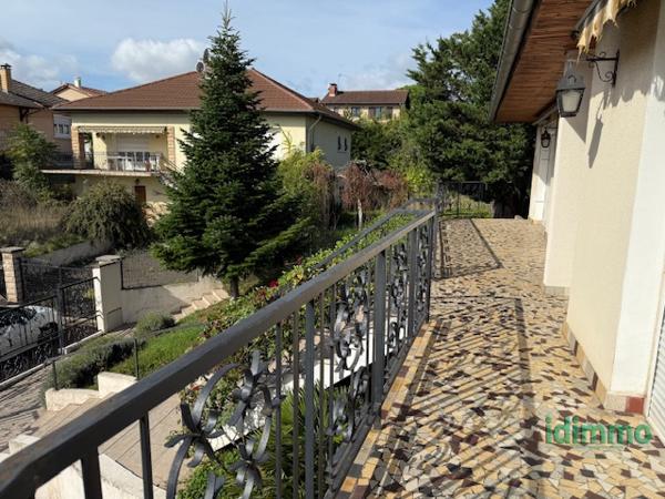 Maison de 259m2 sur 2 niveaux avec 640m2 terrain  Vénissieux (69200)