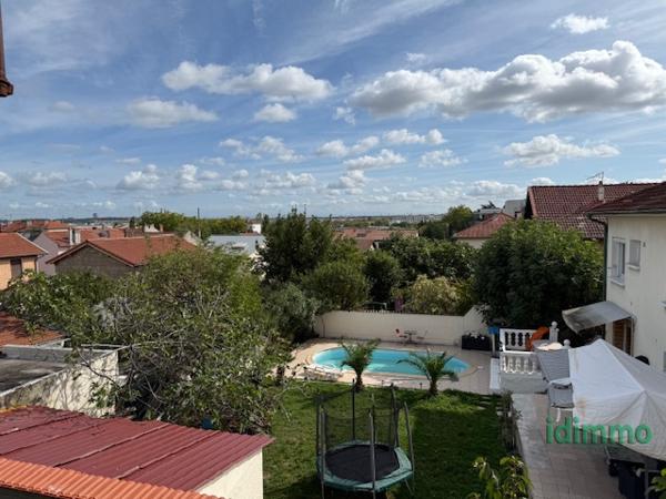 Maison de 259m2 sur 2 niveaux avec 640m2 terrain  Vénissieux (69200)