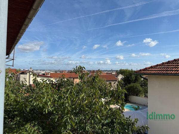 Maison de 259m2 sur 2 niveaux avec 640m2 terrain  Vénissieux (69200)