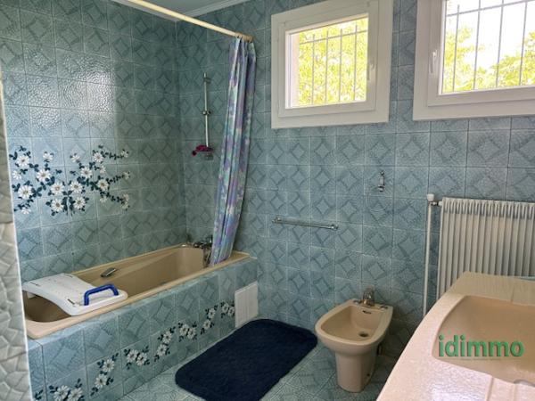 Maison de 259m2 sur 2 niveaux avec 640m2 terrain  Vénissieux (69200)