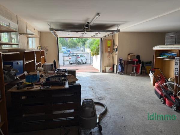 Maison de 259m2 sur 2 niveaux avec 640m2 terrain  Vénissieux (69200)