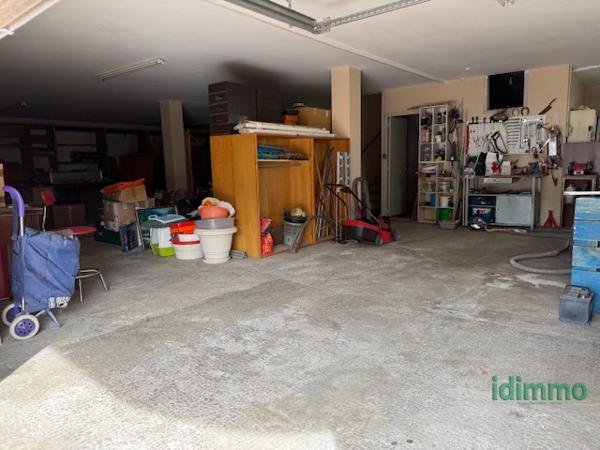 Maison de 259m2 sur 2 niveaux avec 640m2 terrain  Vénissieux (69200)